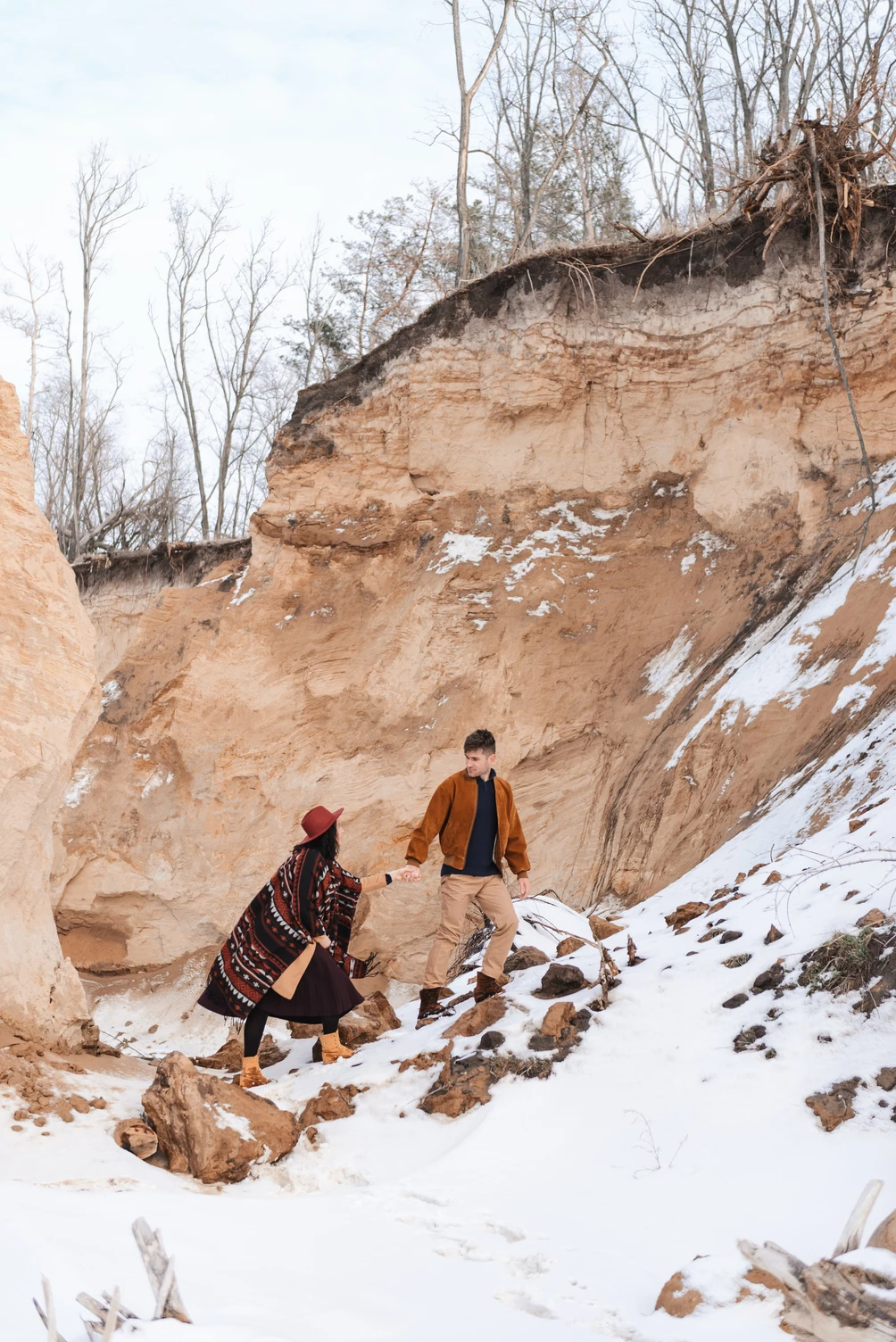 Фотосесія пари на фоні засніженої гори в Кременчуці, зимова love story